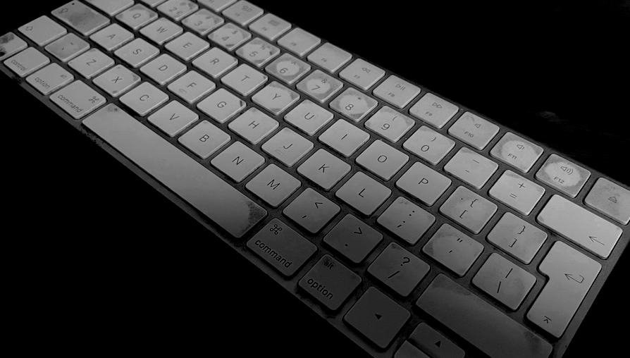 Werkplek met laptop en code